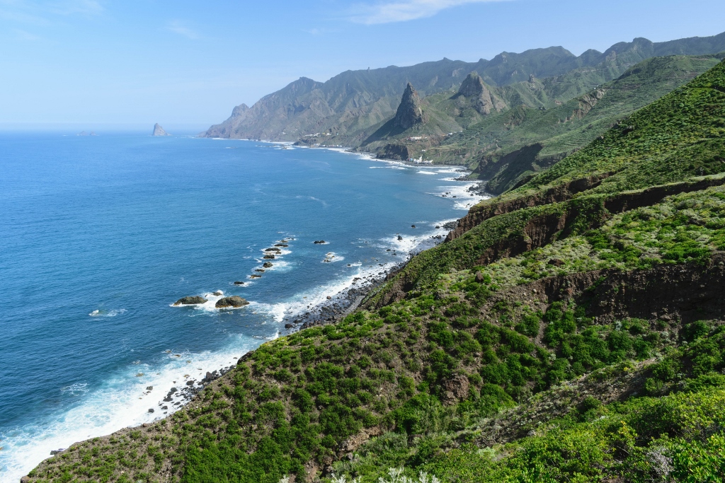 Randonnée à Tenerife avec paysages de montagnes en bord de mer 