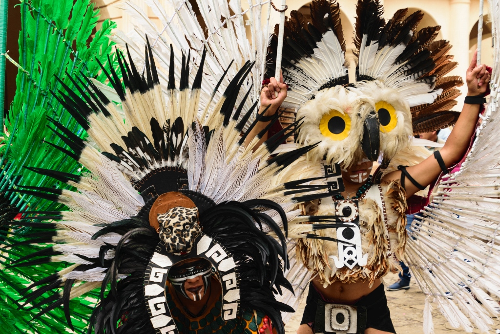 mexicains en tenues traditionnelles indigènes 