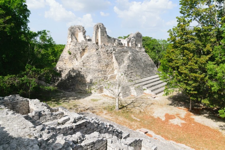Vue sur une pyramide du site archéologique de Becan 