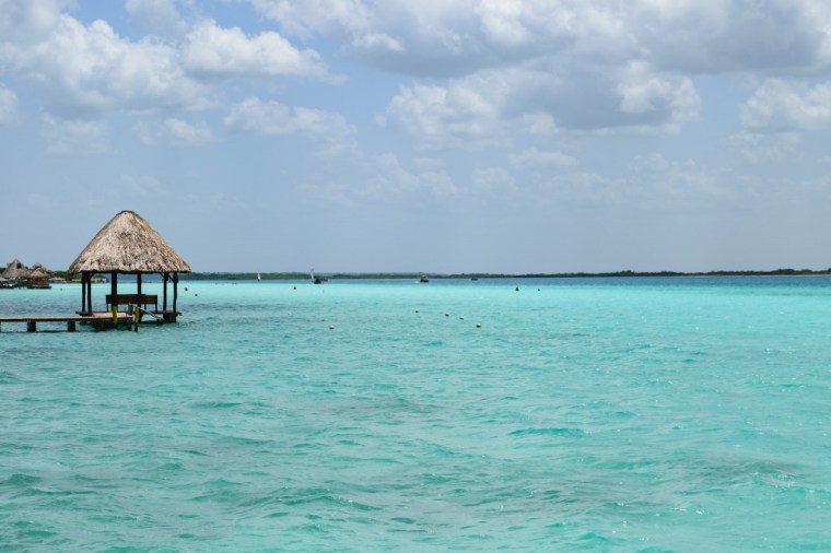 Vue sur la lagune de Bacalar avec petite pagode 