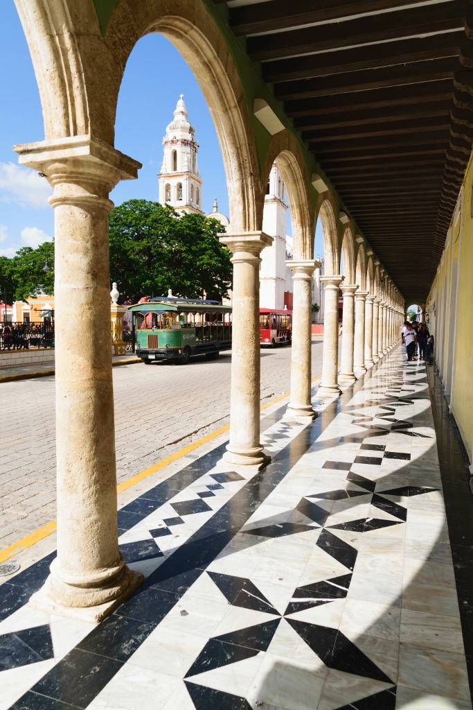Vue sur l'église de Campeche depuis des arcades 