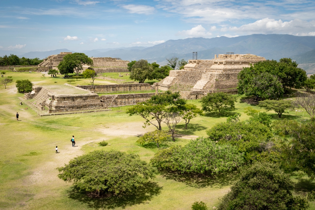 Vue panoramique sur le site archéologique de Monte Alban 