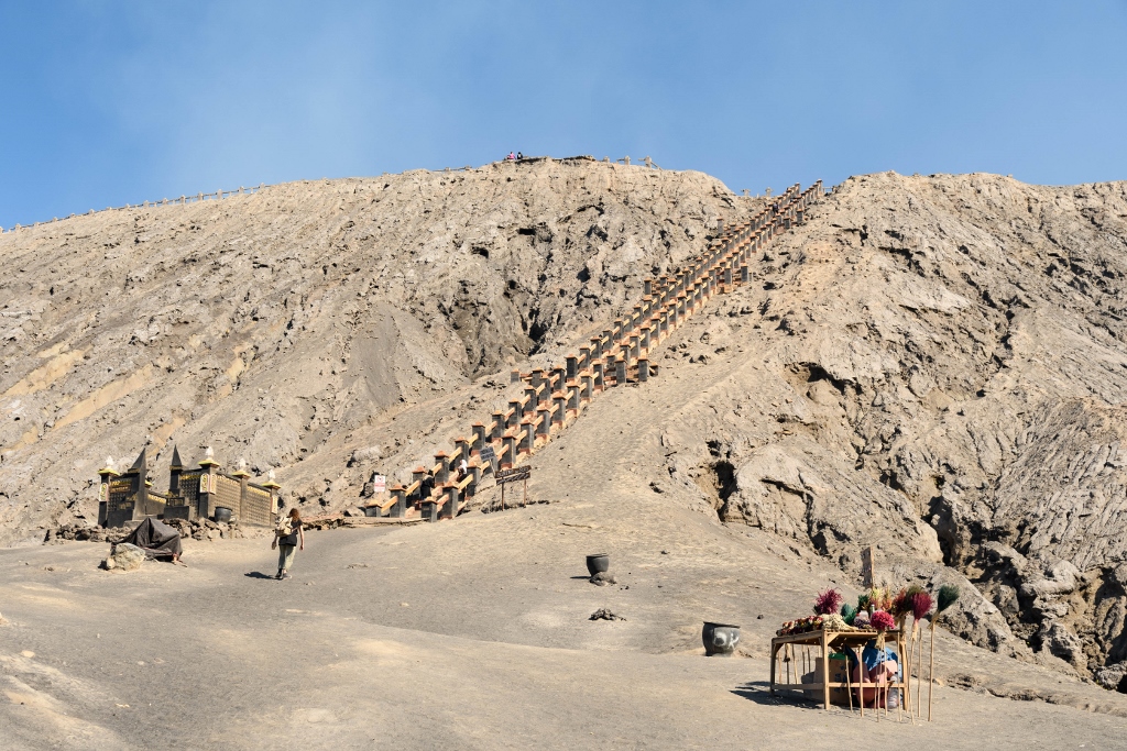 Vue sur les escaliers menant au cratère du volcan Bromo en Indonésie 