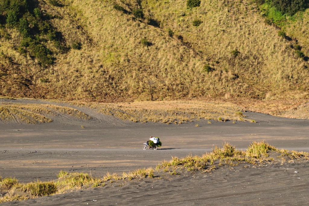 Vue sur une moto dans la caldeira du volcan Bromo à Java 