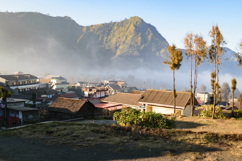 Vue sur le village de Cemoro Lawang au lever de soleil 
