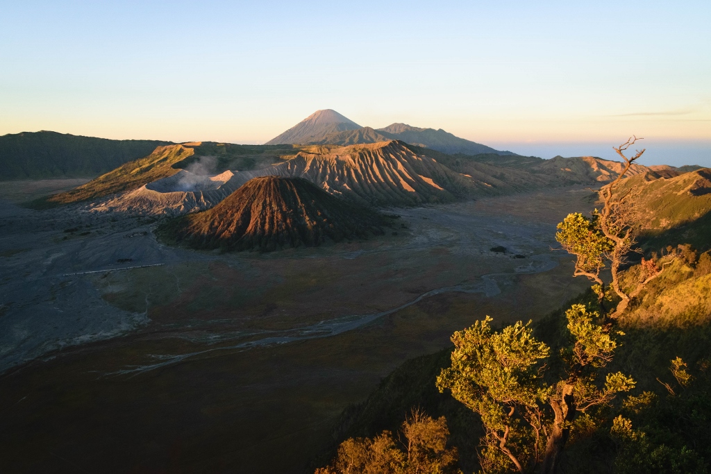 Vue panoramique sur le volcan Bromo au lever du soleil 