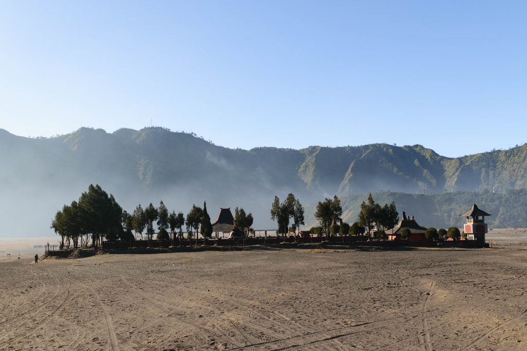 Vue sur un temple hindou dans la caldera du volcan Bromo 