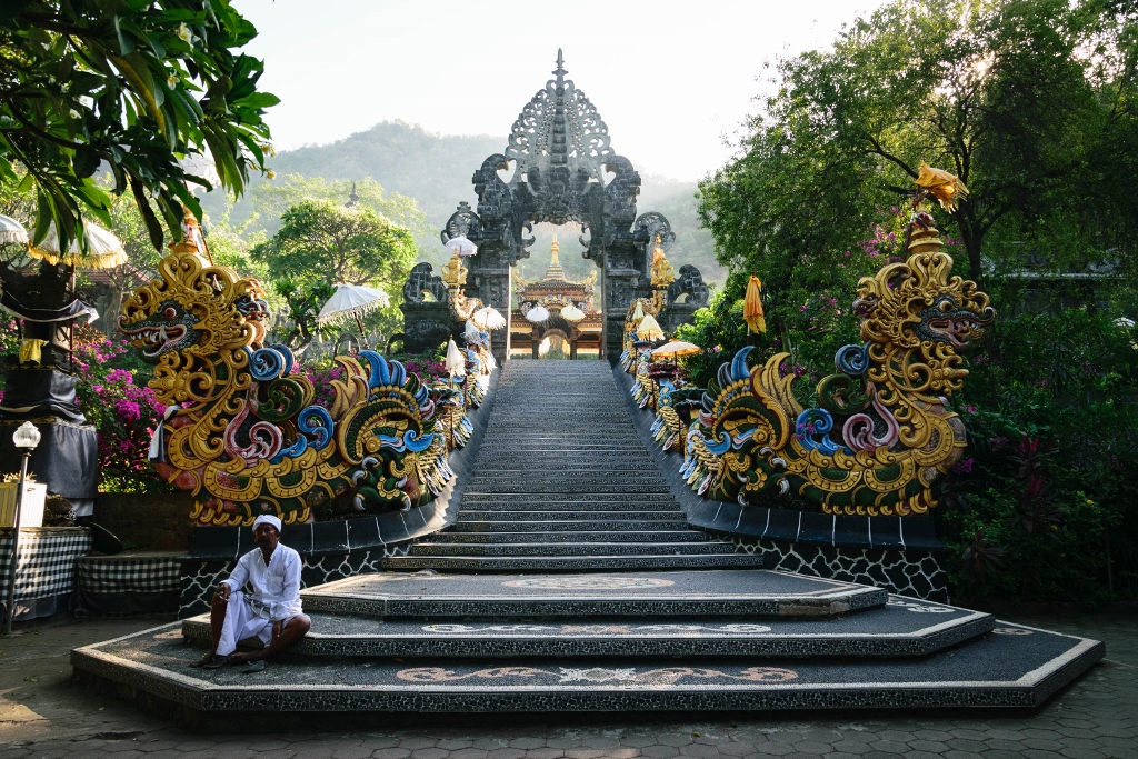 Vue sur l'entrée d'un temple balinais 