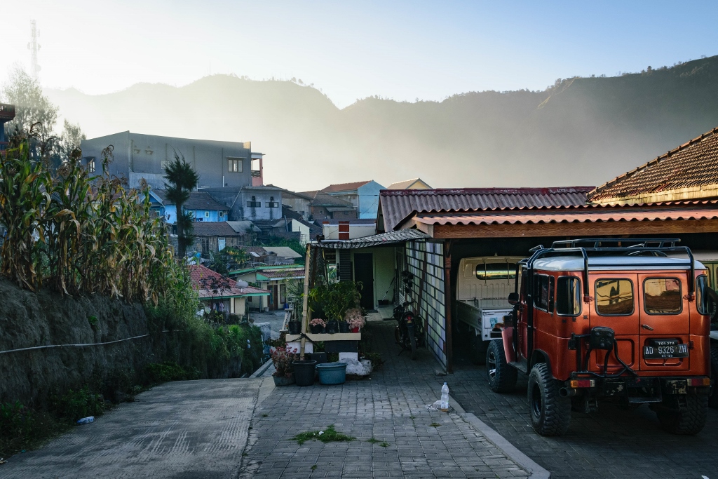 Vue sur les maisons du village Cemoro Lawang à Java au coucher de soleil 