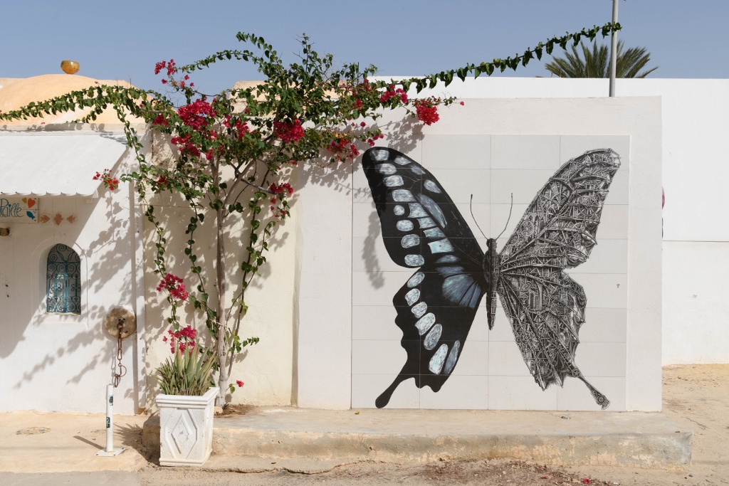 Vue sur une œuvre de street art en forme de paillon à Djerba 