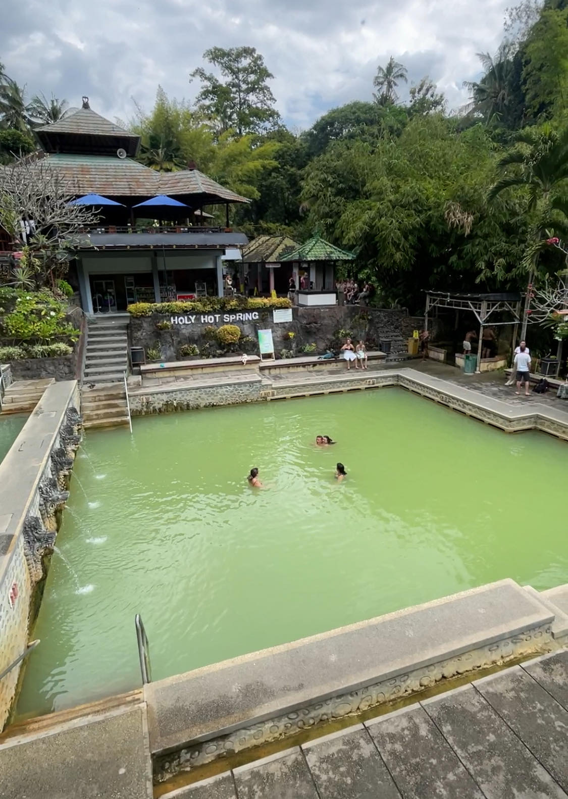 Vue sur les bassins de sources d’eau chaudes à Banjar