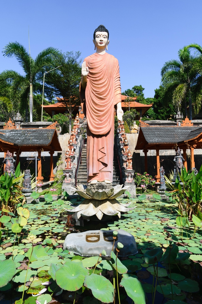 Sculpture de Bouddha au milieu d’un bassin de fleur de lotus