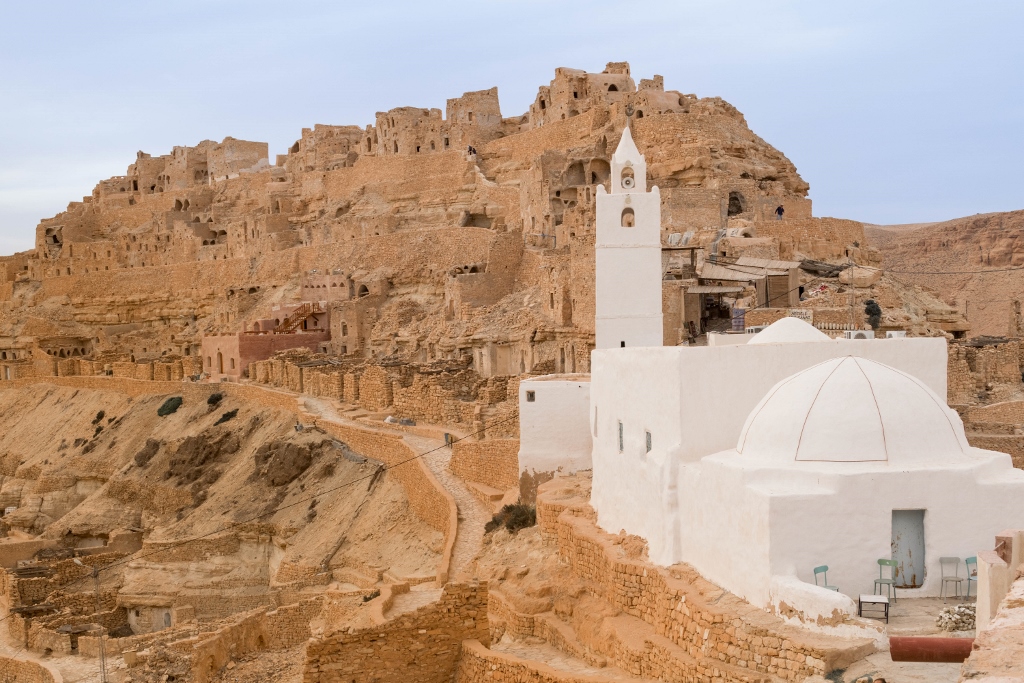 Vue sur le village et l'église de Chenini en Tunisie 