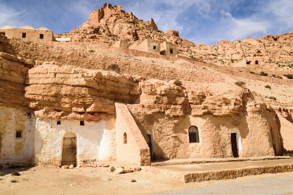 Vue sur les maisons troglodytes du village de Douiret en Tunisie 