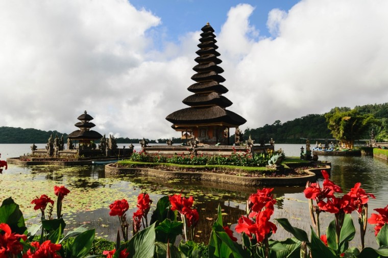 Vue sur le temple flottant Puru Ulun Danu Beratan