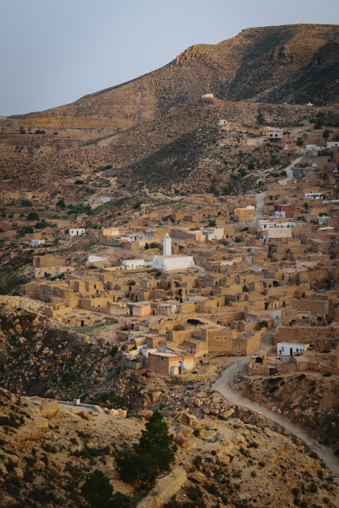 Vue sur le village de Toujane avec sa mosquée blanche entourée de maisons