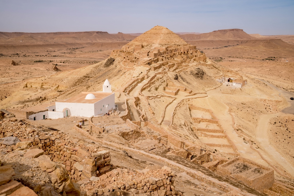 Vue sur la mosquée blanche du village de Guermessa en Tunisie 