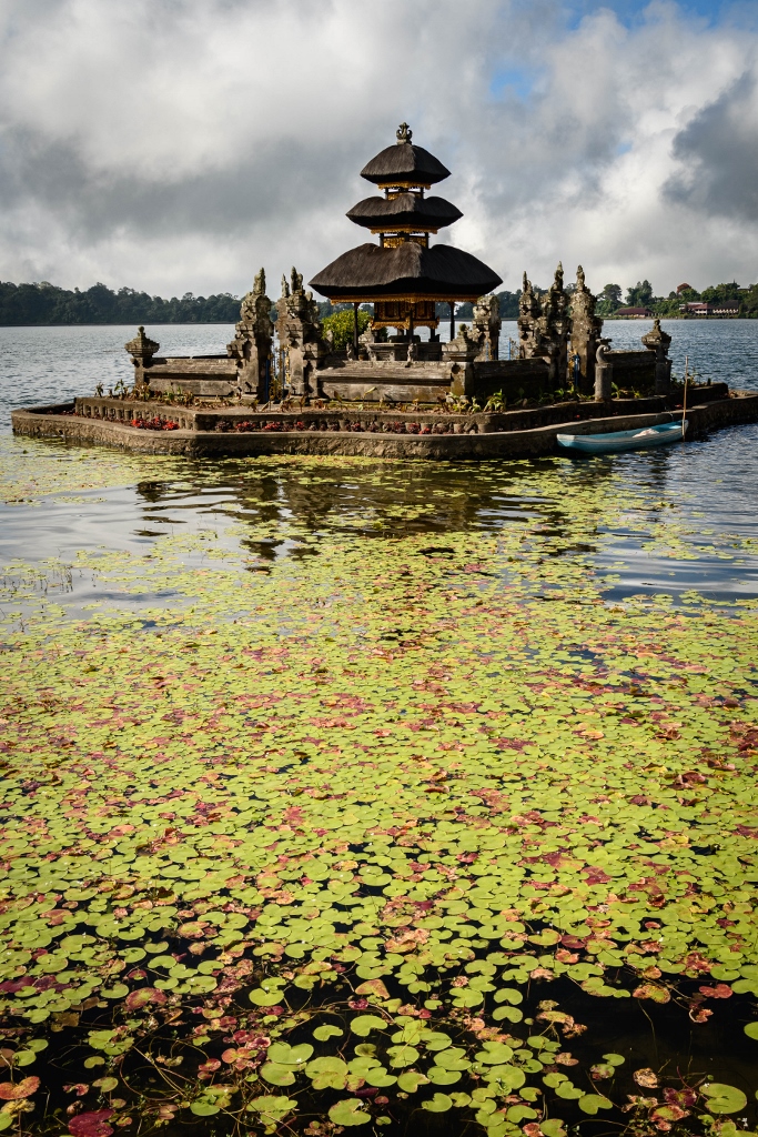 Vue sur un temple flottant balinais