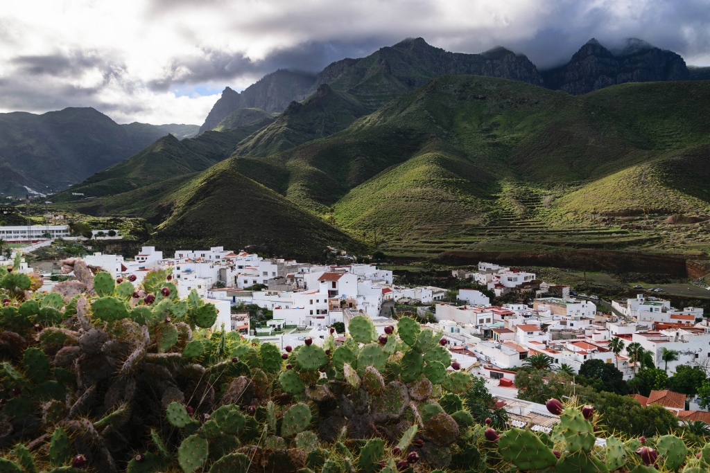 Vallée fertile et village pittoresque d'Agaete entourés de montagnes verdoyantes