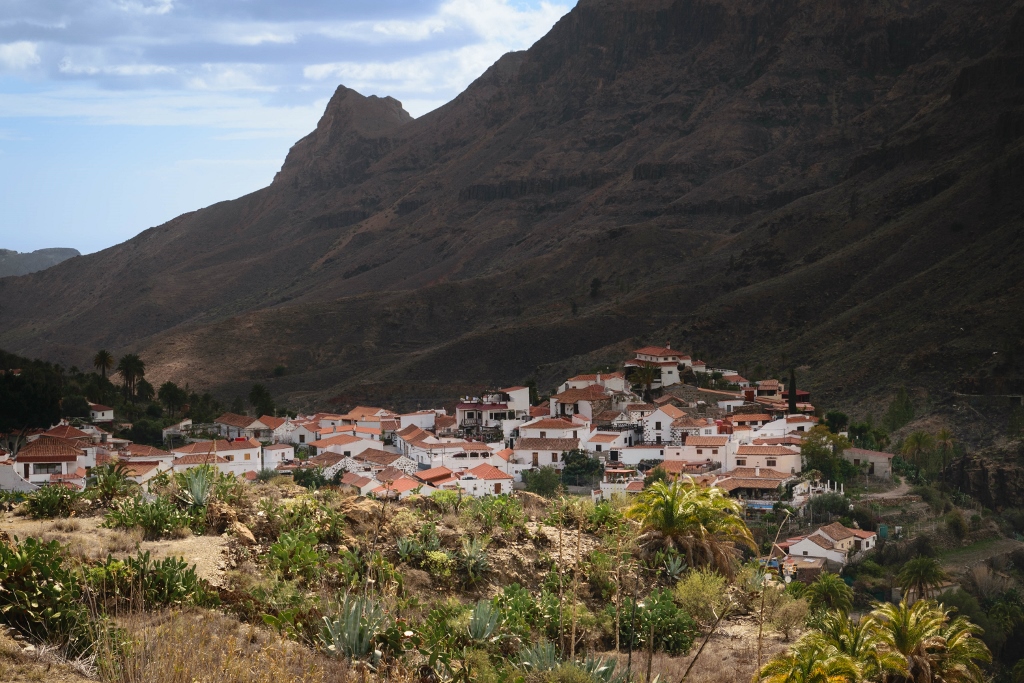 Vue sur le village de Fataga au pied d'une falaise 