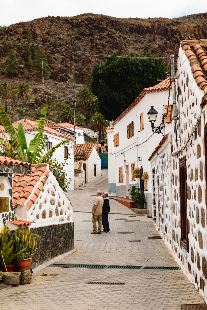 Deux hommes dans une rue pavée du village de Fataga à Gran Canaria