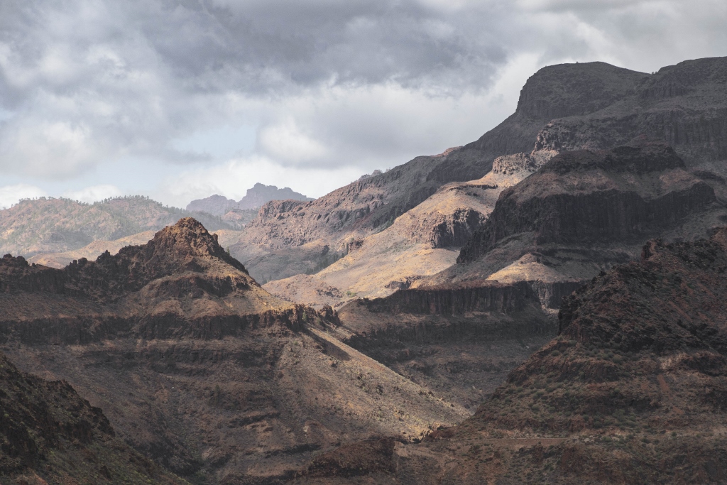 Vue sur les reliefs de Grande Canarie avec contrastes de lumière 