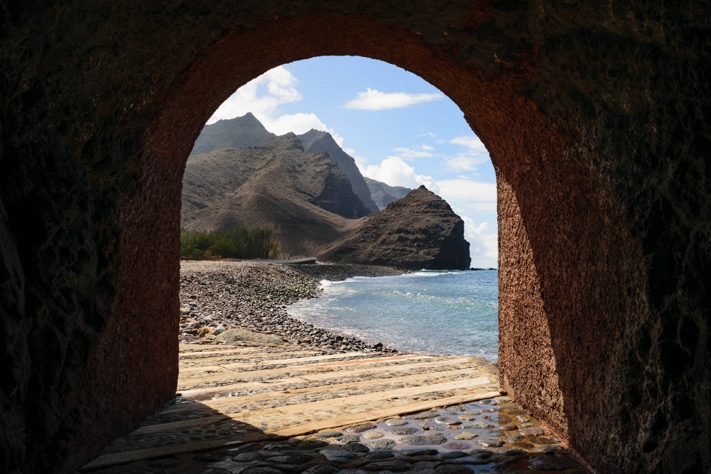 Panorama sur la plage La Aldea de San Nicolas depuis un tunnel 