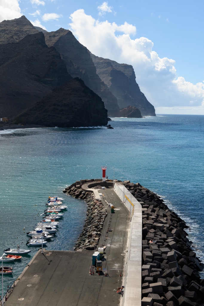 Vue sur le petit phare faisant face aux montagnes dans le village de La Aldea, Gran Canarie