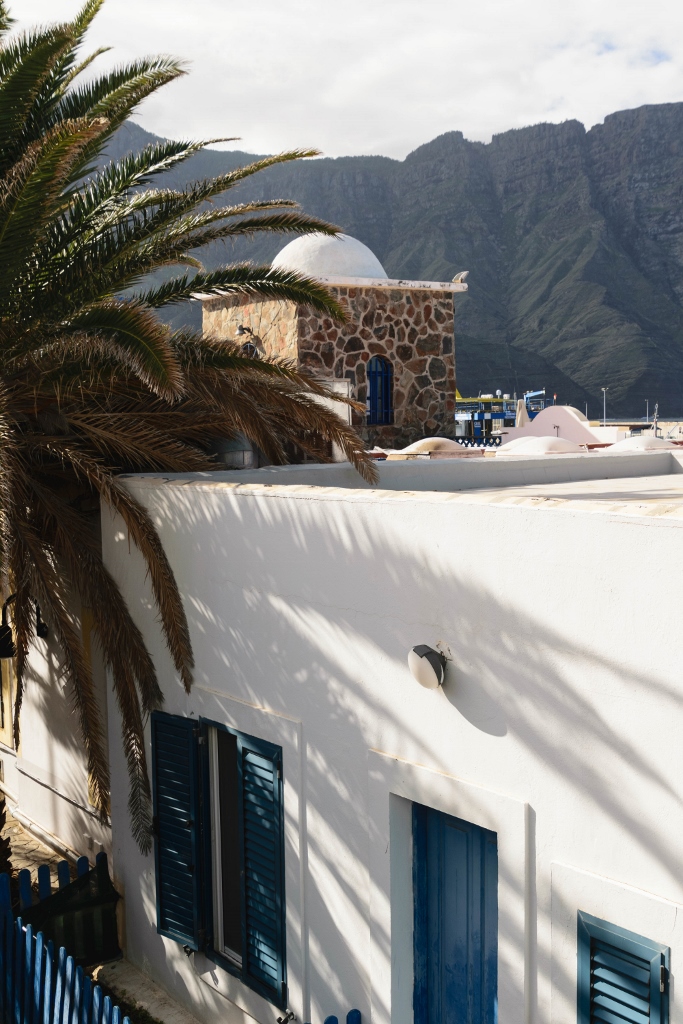 Vue sur les toits du village Puerto de las Nieves à Gran Canaria