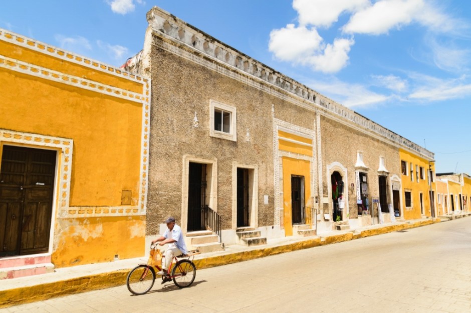 Cycliste dans une rue d’Izamal, une ville jaune à voir au Yucatan, Mexique