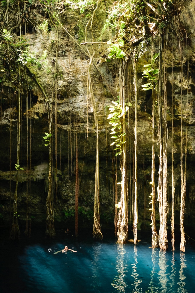 Nageuse barbotant dans le cenote Oxman, un incontournable à voir dans le Yucatan