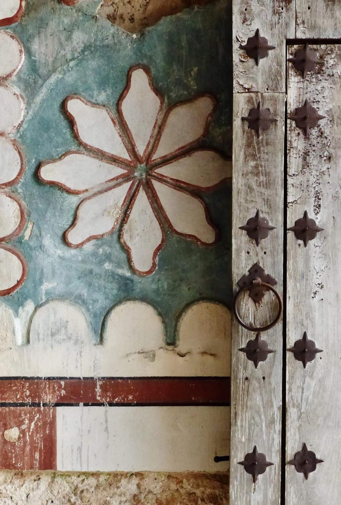 Détail d'une porte en bois sculptée et colorée dans l'église d'Uayma au Yucatan, Mexique