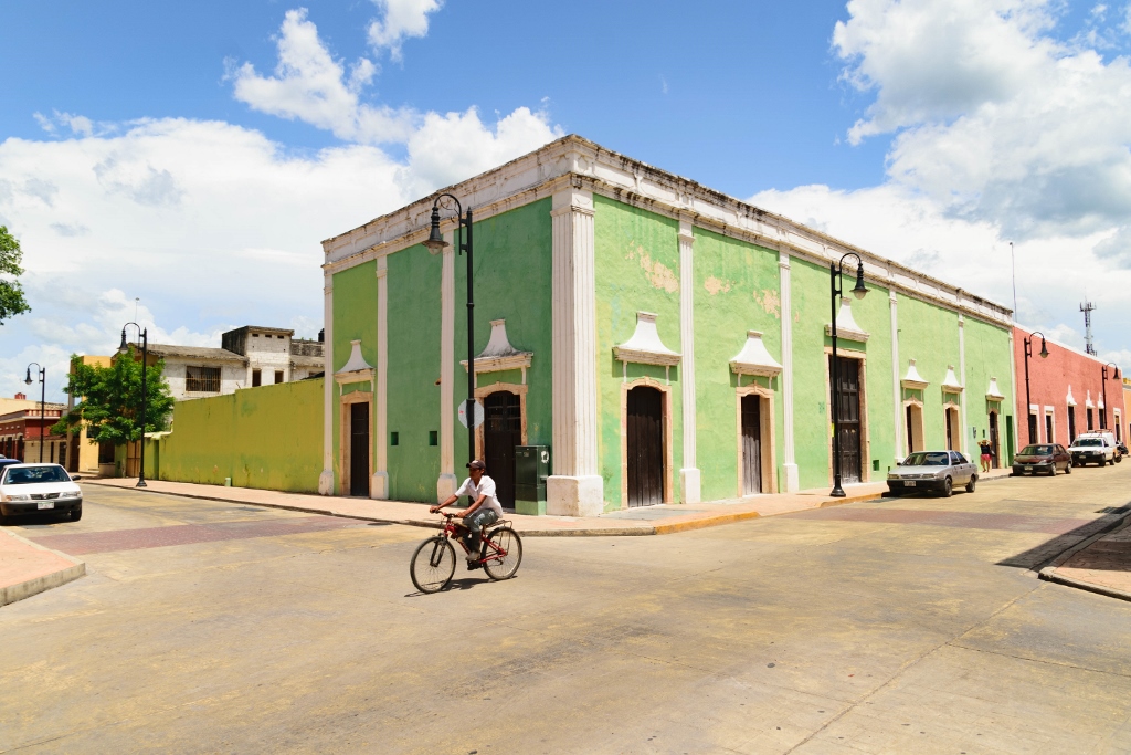 Vue sur une ruelle de Valladolid au Yucatan 