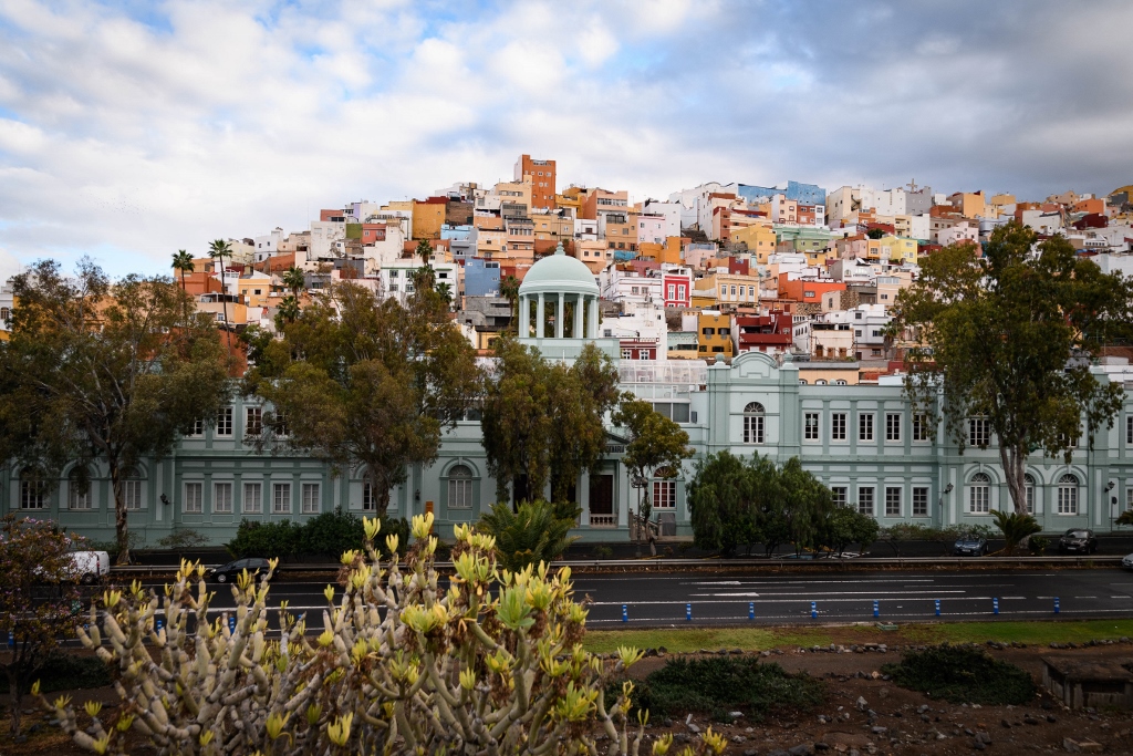 Panorama sur la ville de Las palmas avec ses maisons colorées 