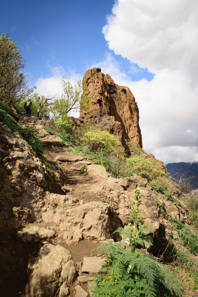 Petit sentier avec vue sur le Roque Bentayga à Gran Canaria