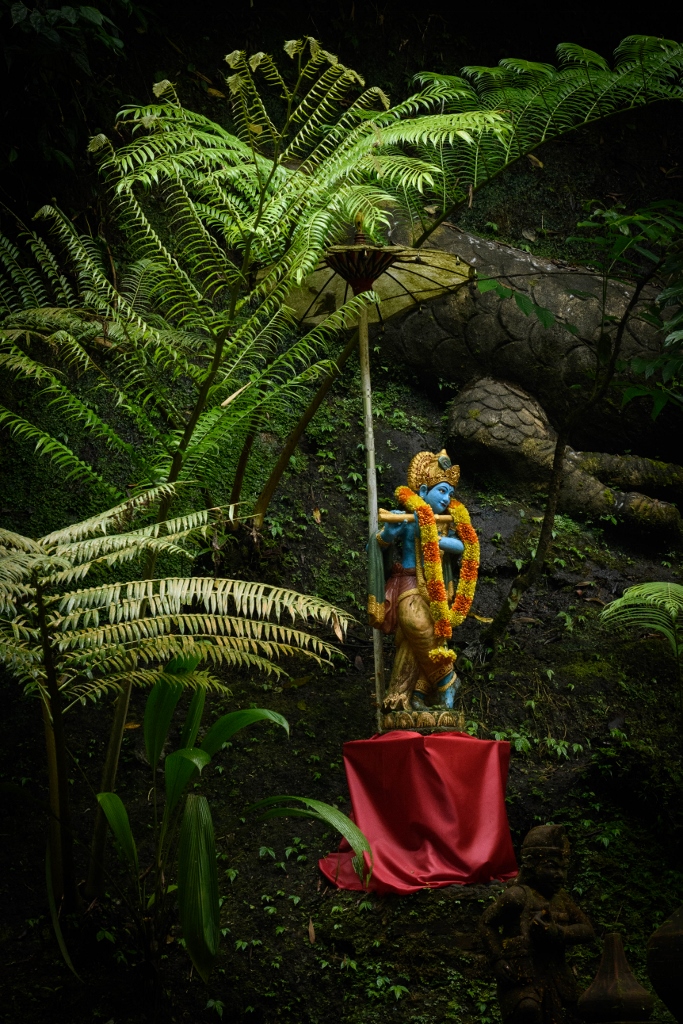 Sculpture balinaise au cœur d'une jungle verdoyante dans les environs d'Ubud, Bali