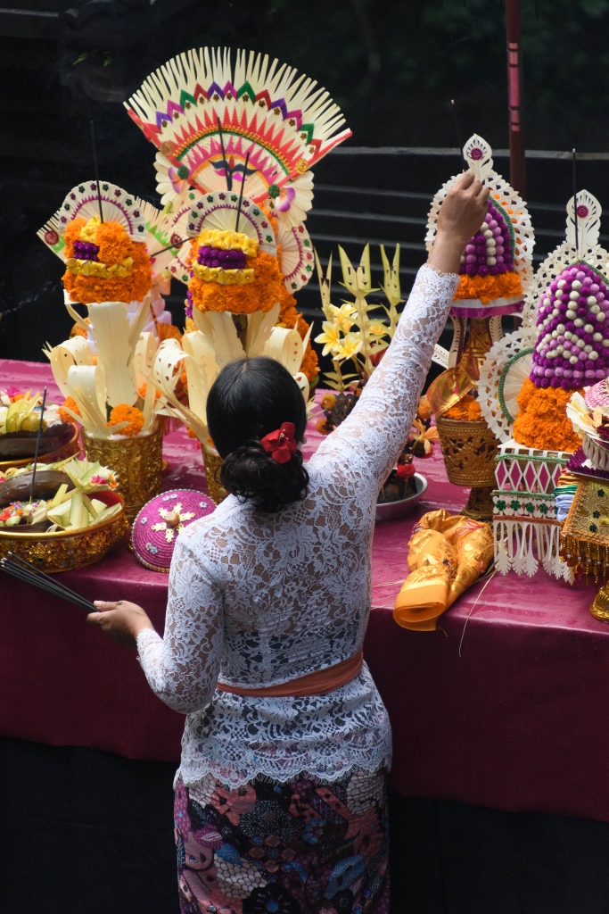 Femme balinaises faisant des offrandes