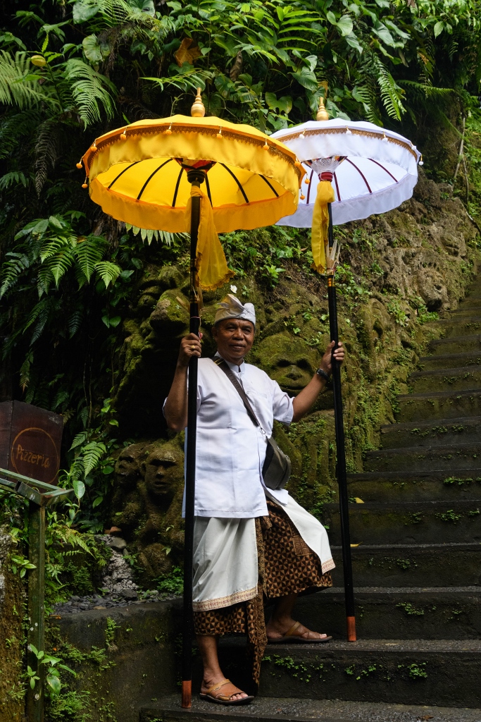Portrait d'un balinais en tenue traditionnelle dans la jungle d'Ubud, Bali