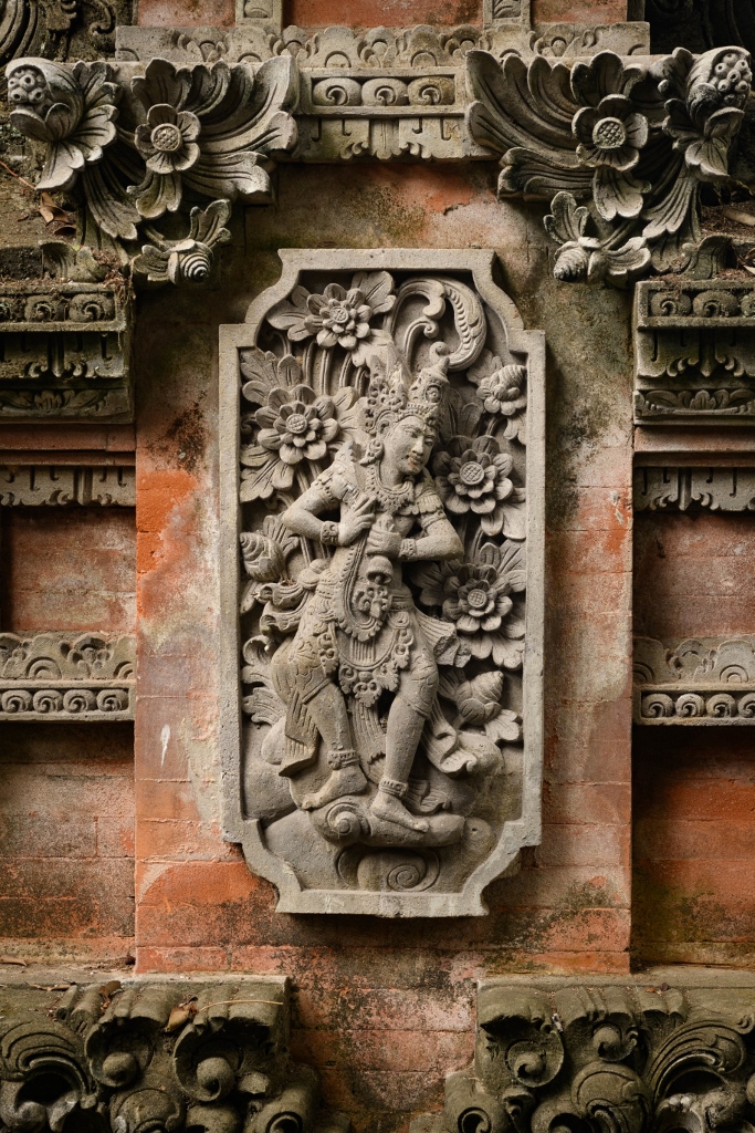Bas-relief sculptés dans un temple à Ubud