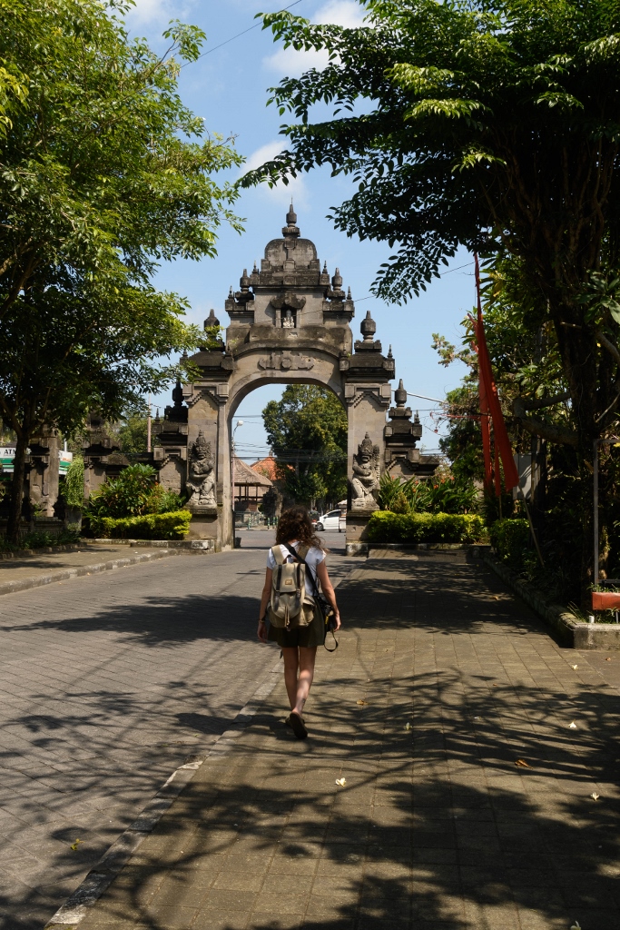 Porte traditionnelle sculptée dans une rue dans le nord de Bali