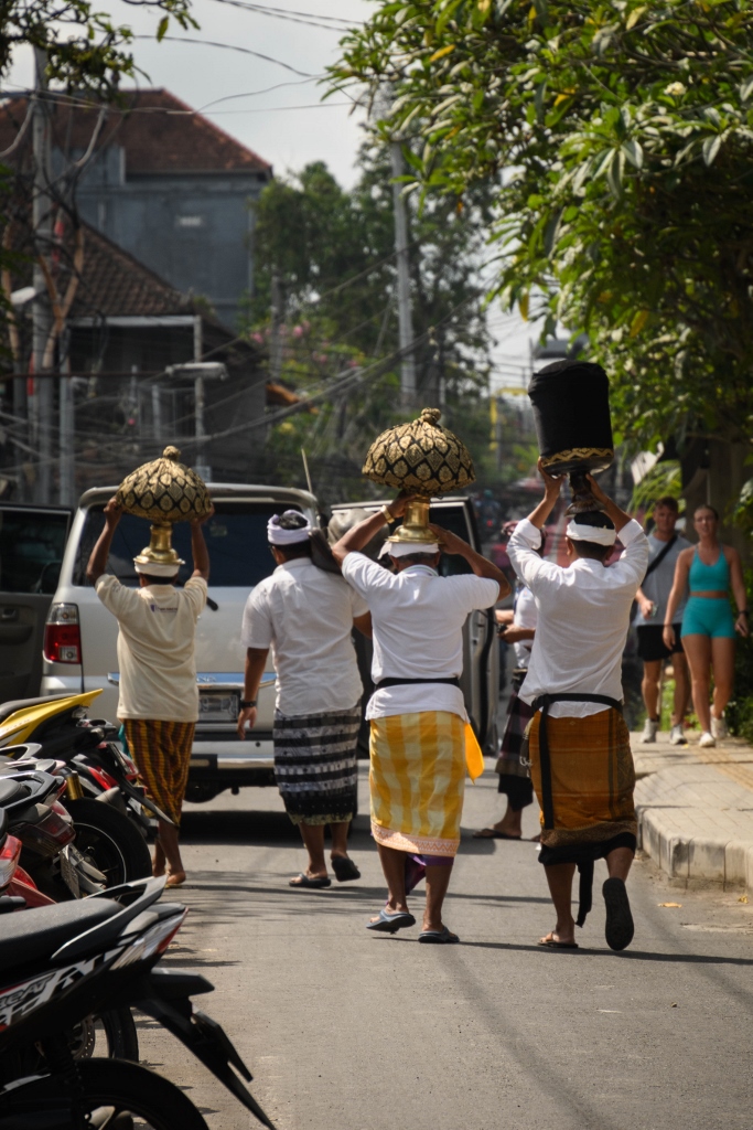 Balinais en tenue traditionnelle à Ubud