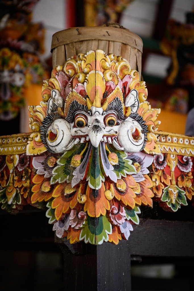 Gros plan sur une sculpture dans un temple balinais à Ubud, Bali