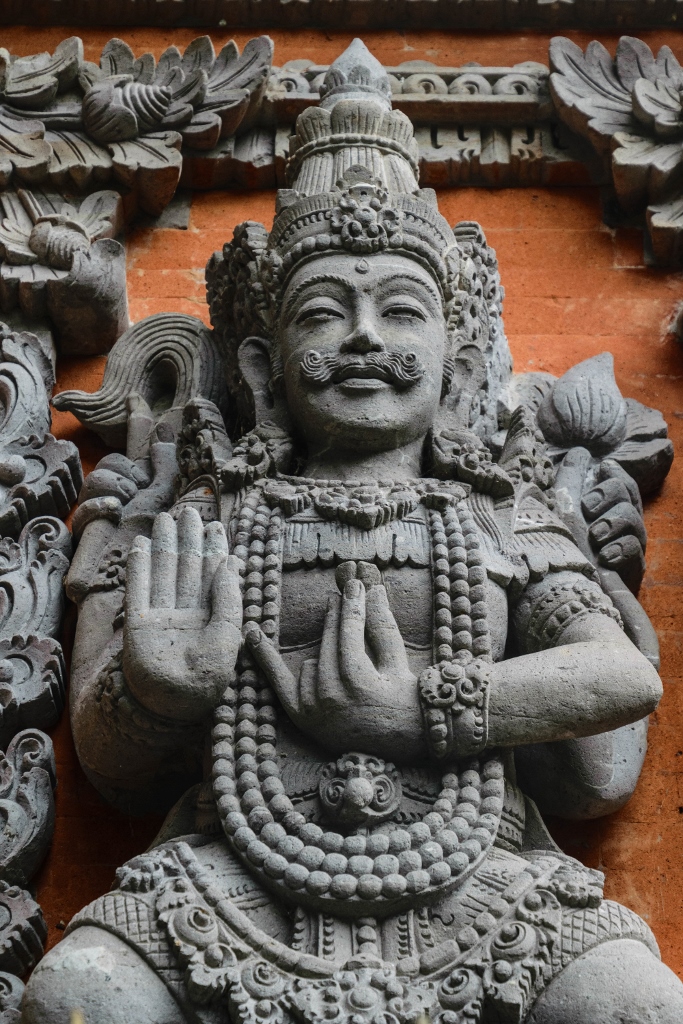 Sculpture divinité hindoue dans le temple pura dalem à Ubud