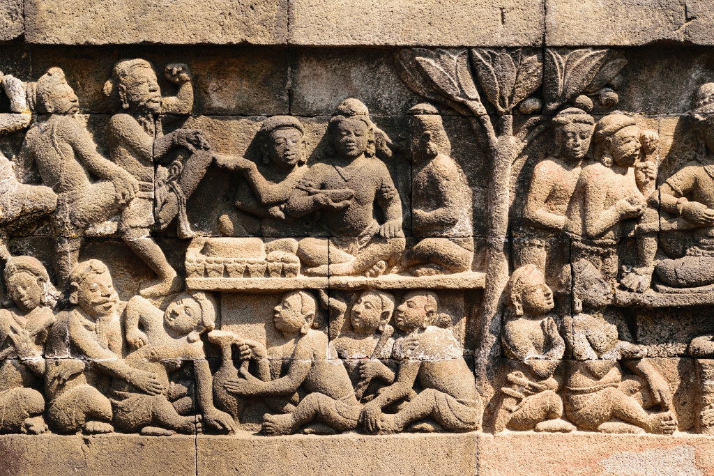 Bas-relief sculpté dans le temple de Borobudur près de Yogyakarta 