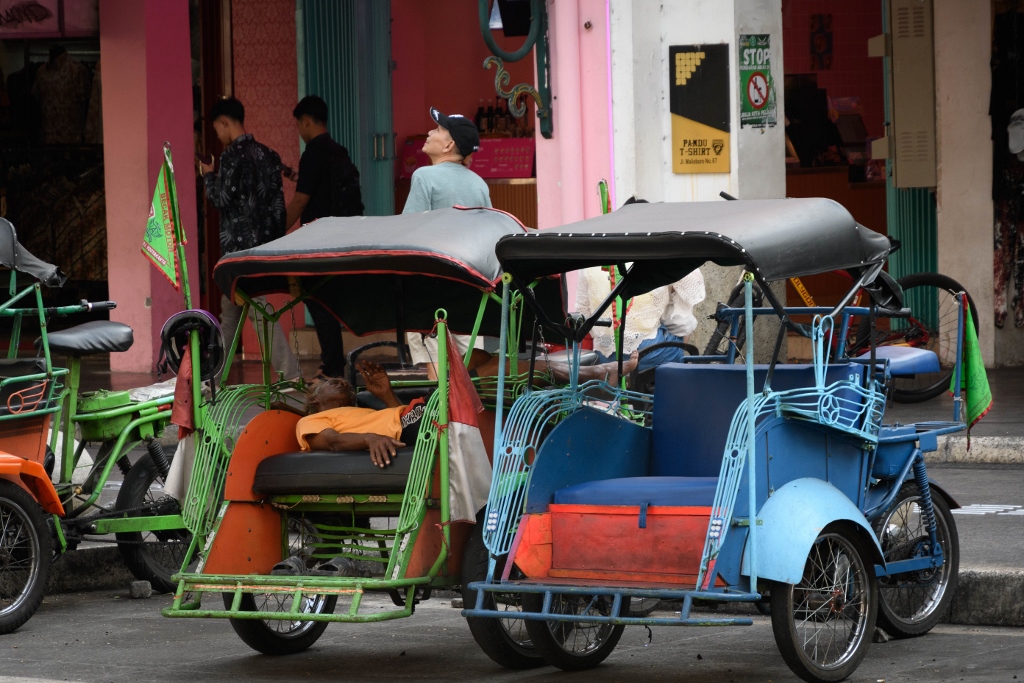 Le becak : un moyen de transport traditionnel à Yogyakarta