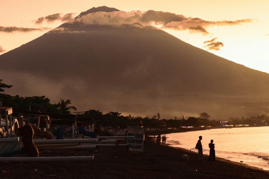 Coucher de soleil sur le mont Agung à Amed