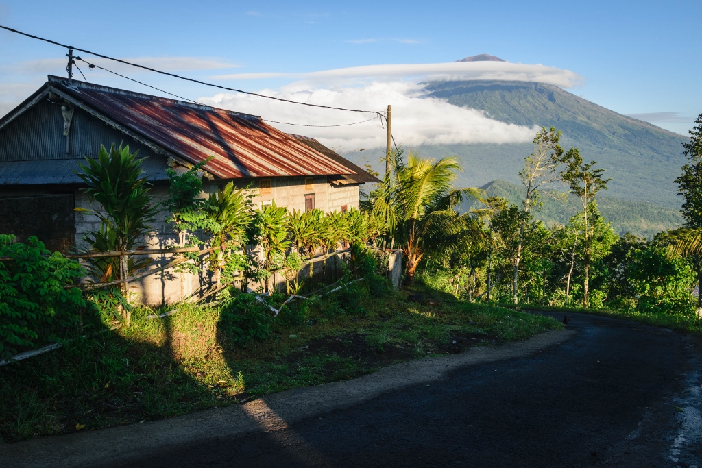 Vue sur le volcan Agung depuis Amed