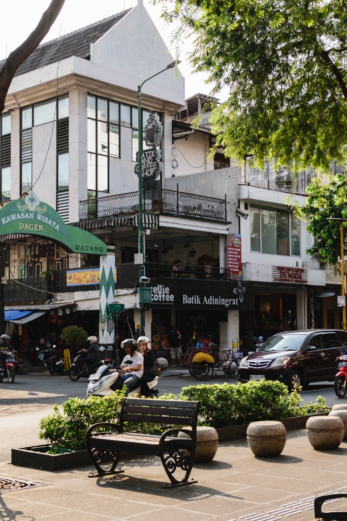 La rue commerçante Malioboro Street à Yogyakarta 