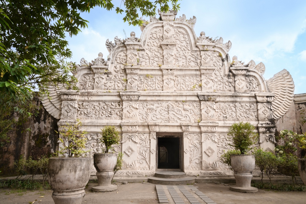 Une belle façade à l'entrée du Taman Sari à Yogyakarta