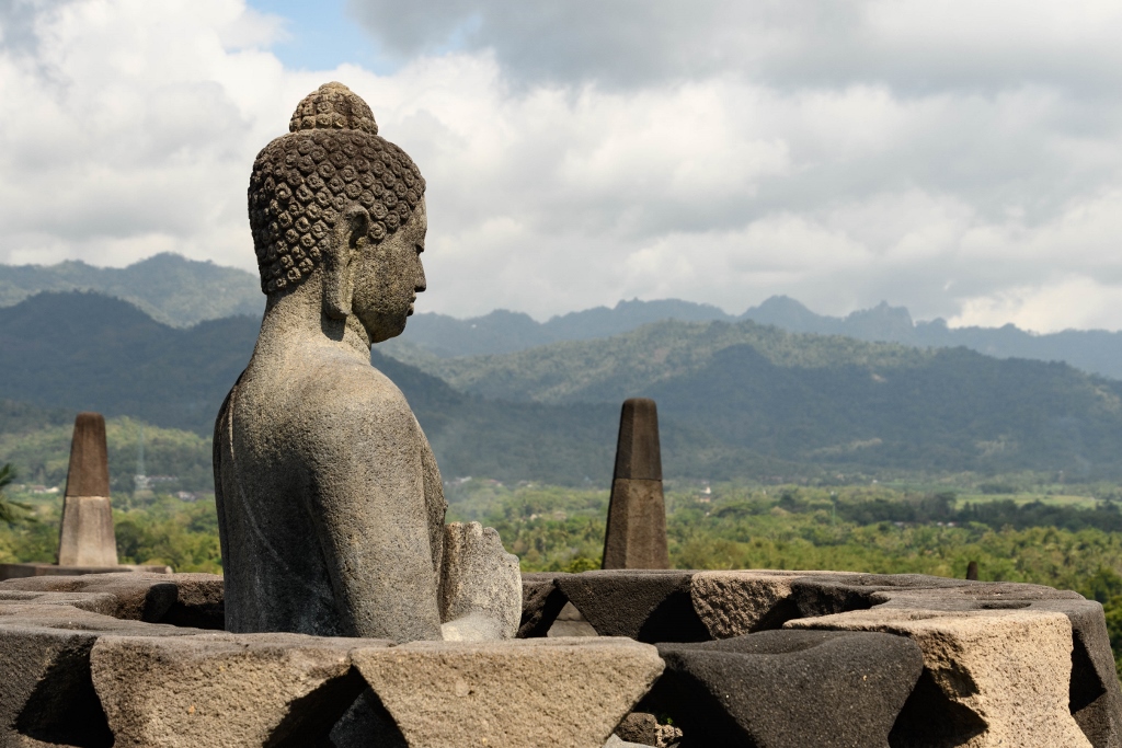 Bouddha dans un stupa au temple Borobudur sur l'île de Java 